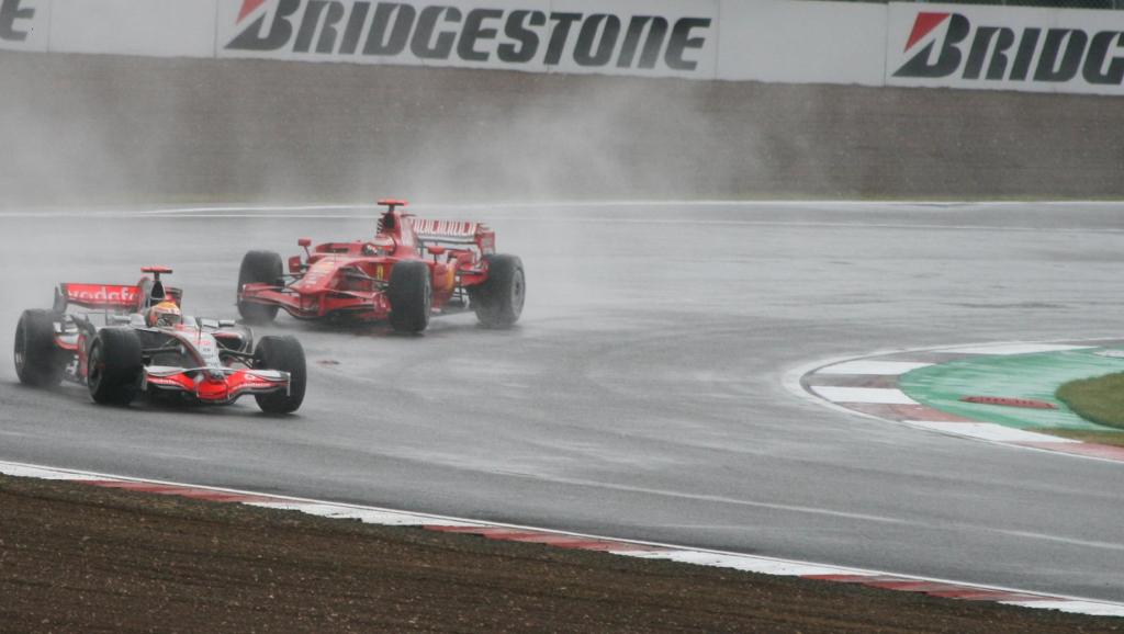 Kimi Raikkonen trying to overtake Lewis Hamilton